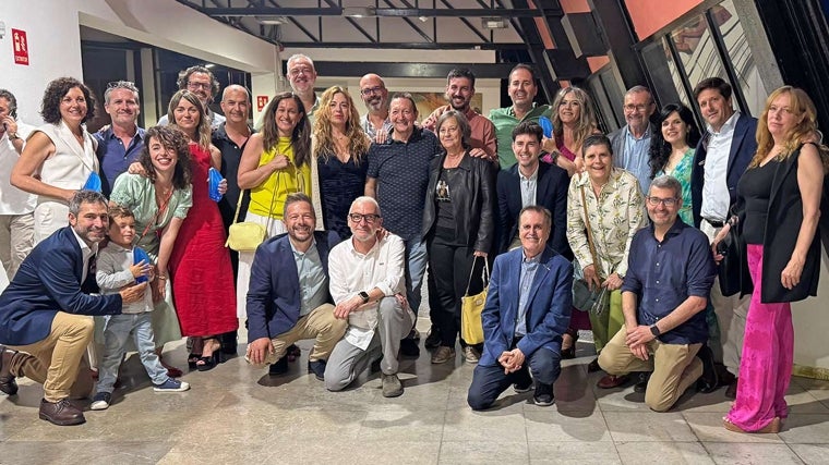 Los premiados con el jurado y compañeros de profesión, tras el acto de entrega