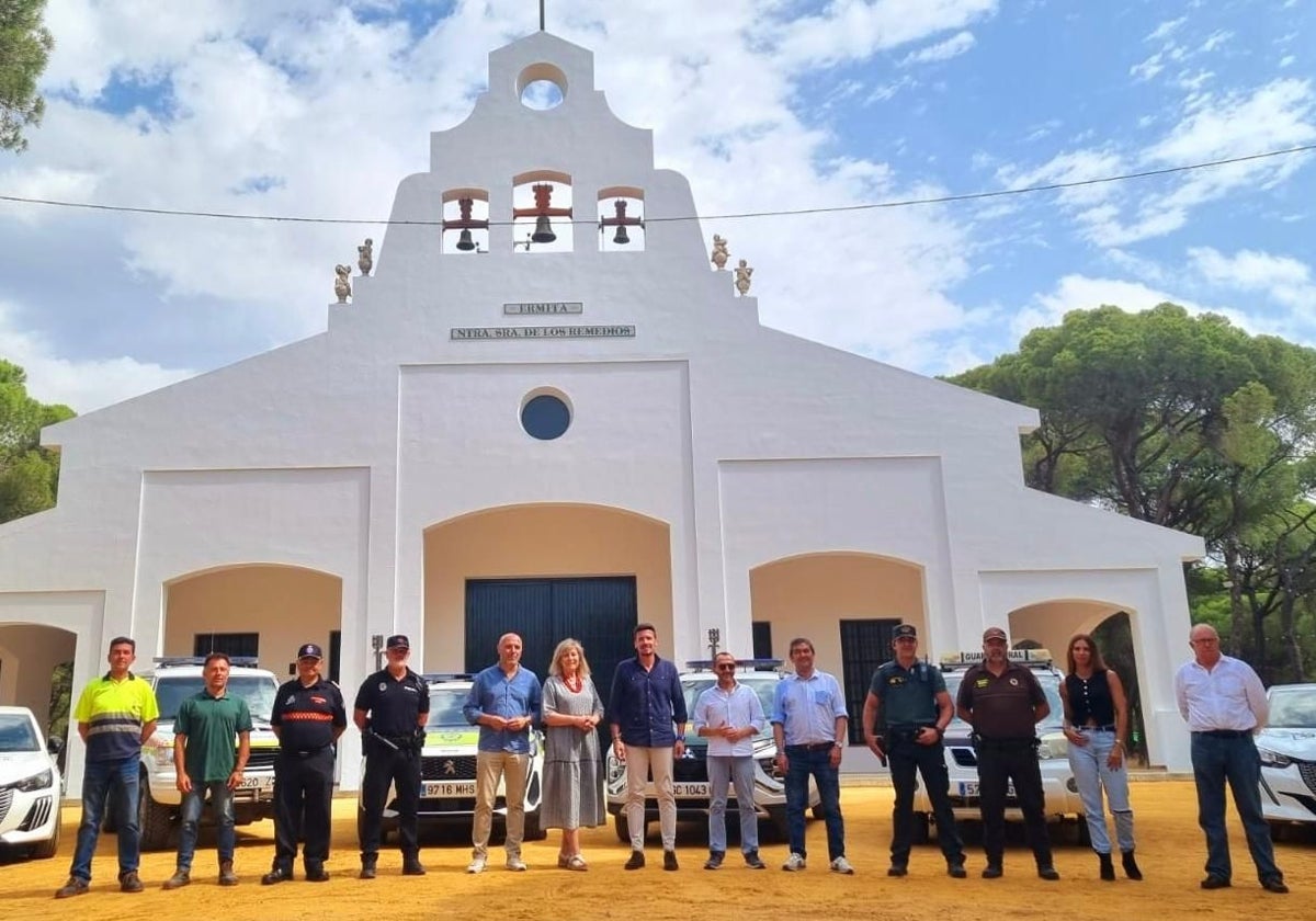 Autoridades ante la ermita de Nuestra Señora de Los Remedios