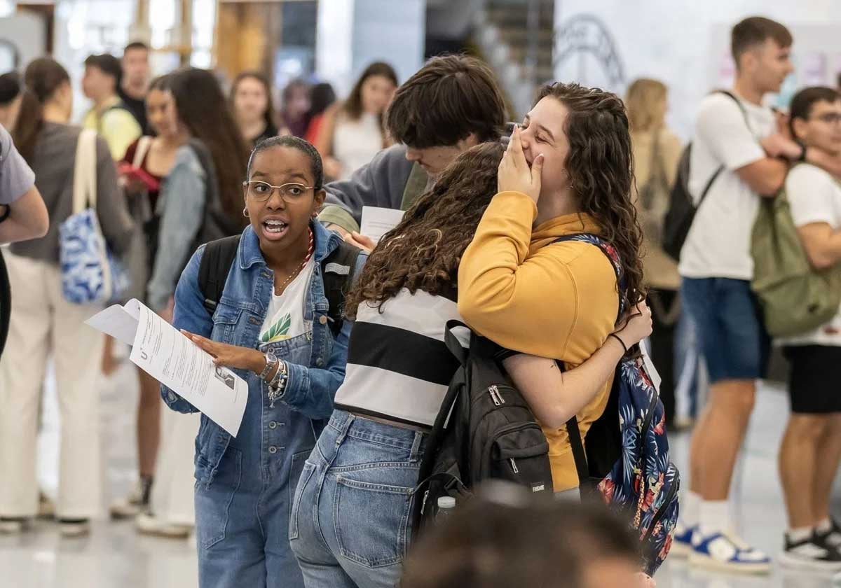 Un grupo de alumnos antes de examinarse de la PAU en Huelva