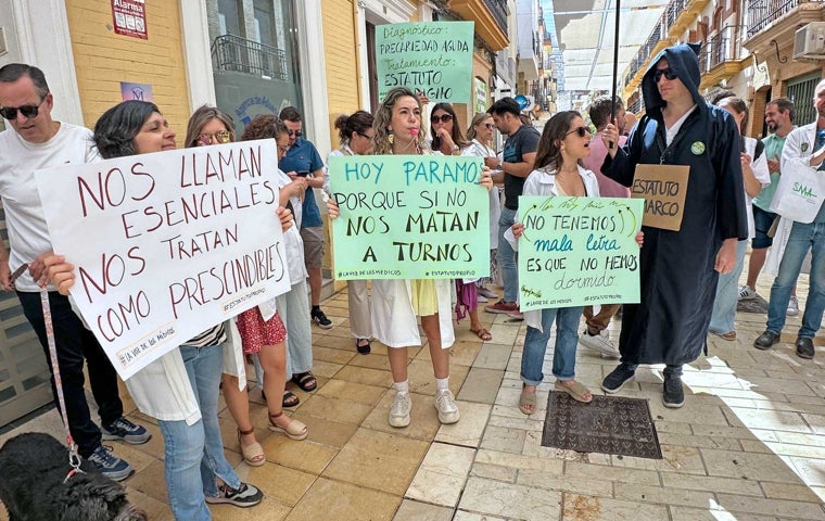 Un grupo de médicos durante la protesta