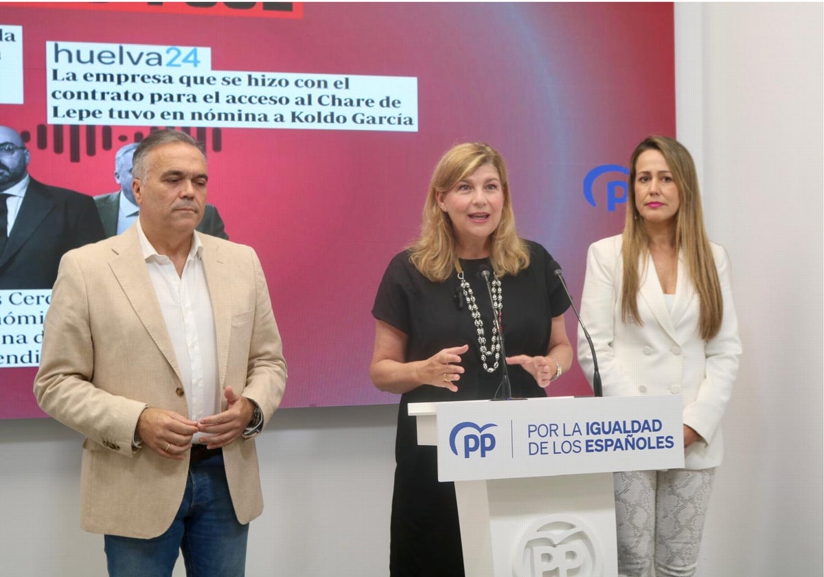 La secretaria general del PP, Berta Centeno, en el centro de la imagen, durante la rueda de prensa