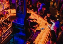 Barra de un bar de copas