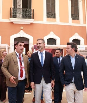Imagen secundaria 2 - El consejero, en el X Congreso Internacional de Frutos Rojos de Huelva