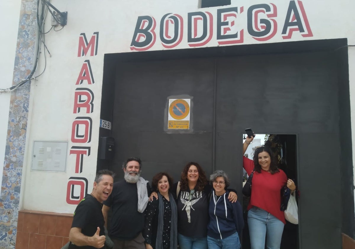 Andi y compañía, en la puerta de la Bodega Maroto