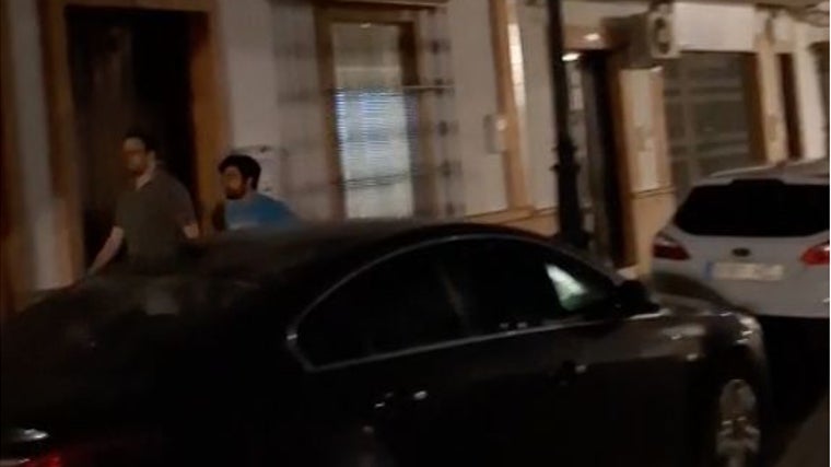 La mitad de los vecinos de una calle de La Palma, prácticamente a oscuras