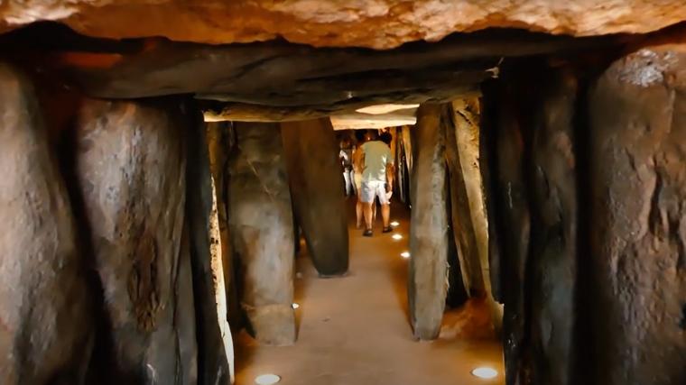 Imagen del interior del Dolmen de Soto
