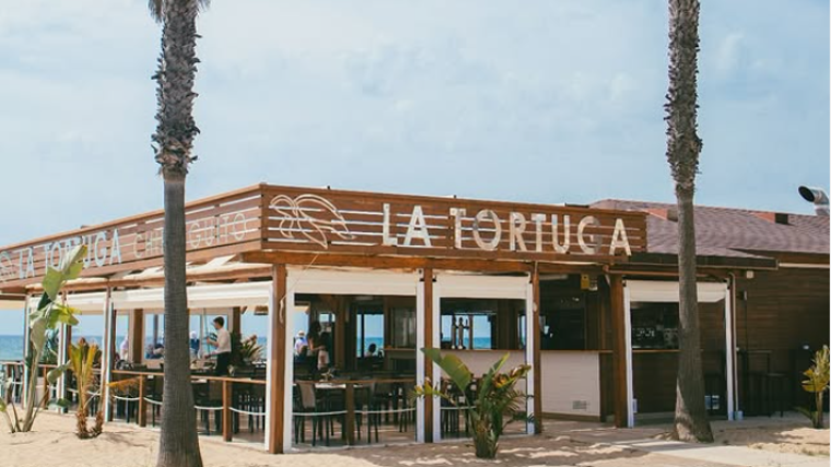 Juanma Moreno disfrutó de la gastronomía onubense en este chiringuito de la costa de Huelva: «Todo un placer»