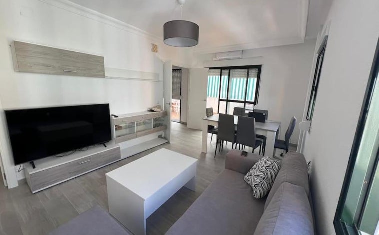 Imagen principal - El espectacular ático con terraza de Punta Umbría que ha conseguido un 10 en Booking: se puede alquilar por este precio