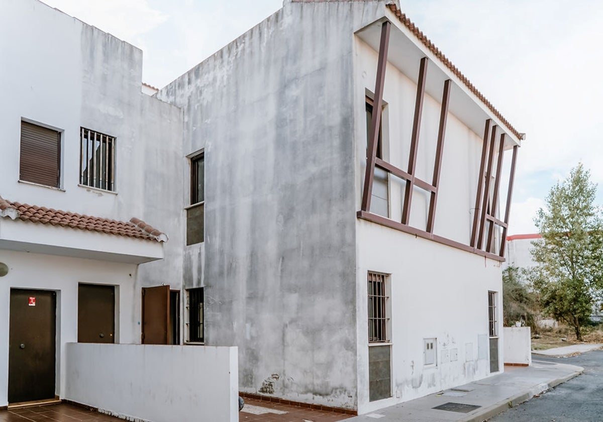 Exterior del chalet adosado de tres dormitorios que sale a la venta por menos de 40.000 euros en un conocido pueblo de Huelva