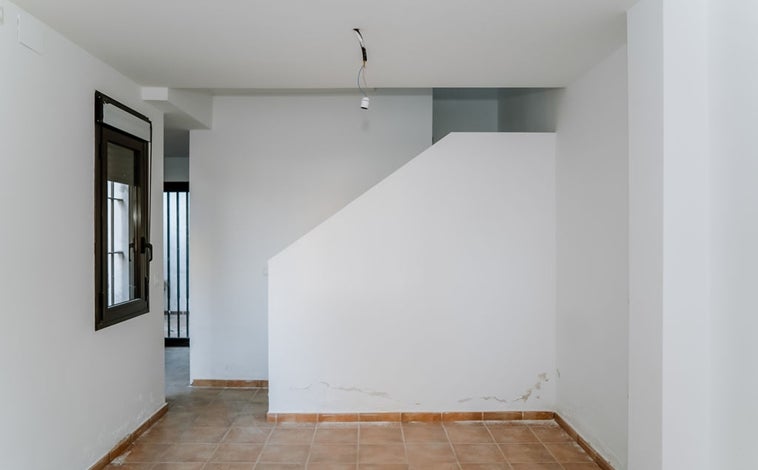 Imagen principal - A la venta un chalet adosado de tres dormitorios por menos de 40.000 euros en este conocido pueblo de Huelva