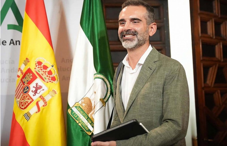 El consejero de Agricultura, Ramón Fernández-Pacheco, este miércoles antes de empezar la rueda de prensa del Consejo de Gobierno