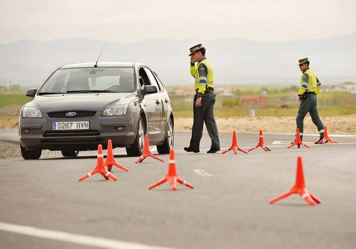 Agentes del Instituto Armado en un control de carreteras