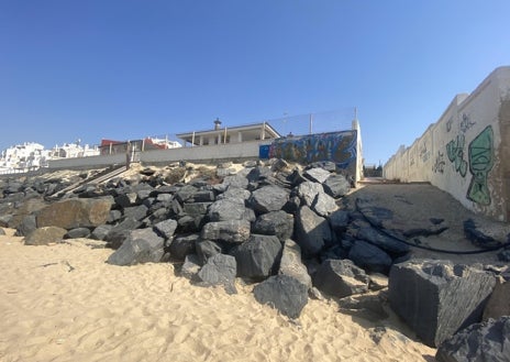 Imagen secundaria 1 - Pese a no estar habilitados, la gente sigue utilizando los accesos o buscándose las artimañas para hacer uso de la playa