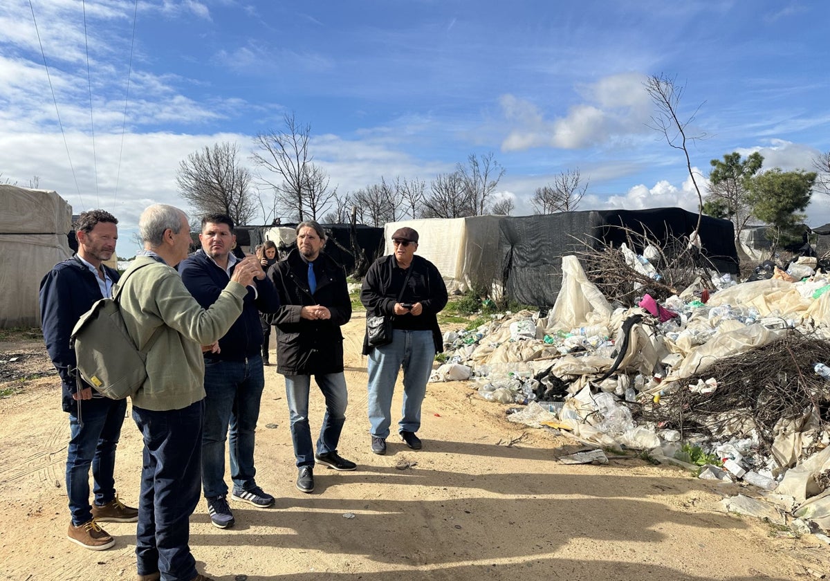 Visita de Francisco Sierra a un asentamiento de Huelva