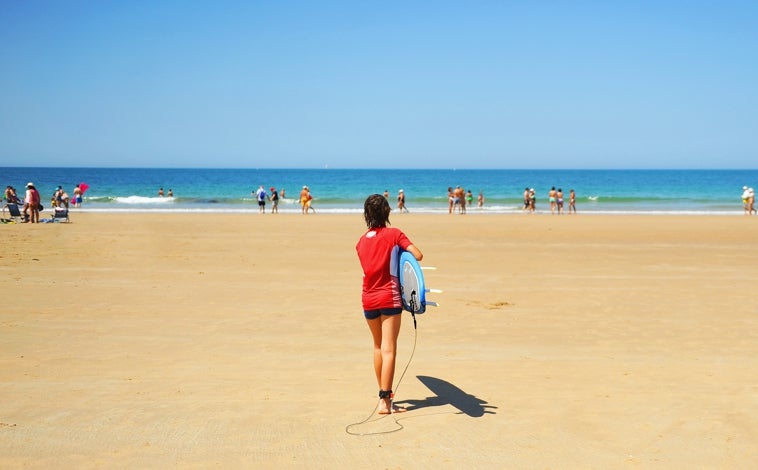 Imagen principal - La playa de Huelva que los lectores de The Guardian han elegido como una de sus favoritas del sur de Europa