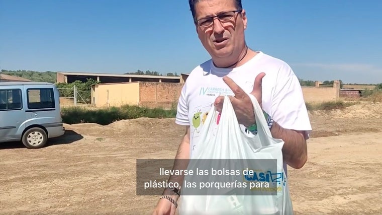 José Antonio Cabrera, con una bolsa llena de basura que ha recogido