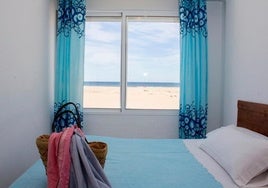 En estos apartamentos de Huelva la playa entra por la ventana: puedes 'tocar' la arena desde tu habitación