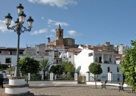 Imagen secundaria 1 - Visita guiada por Arucci-Turobriga, plaza arochena con el típico empedrado y vista general de la localidad 