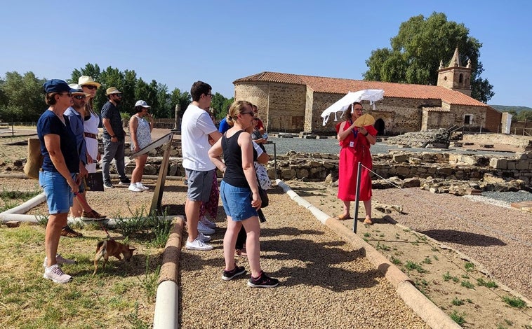 Imagen principal - Visita guiada por Arucci-Turobriga, plaza arochena con el típico empedrado y vista general de la localidad 