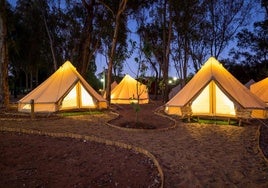 En esta playa de Huelva puedes dormir en un camping de lujo: tiene piscina y está justo al lado del mar