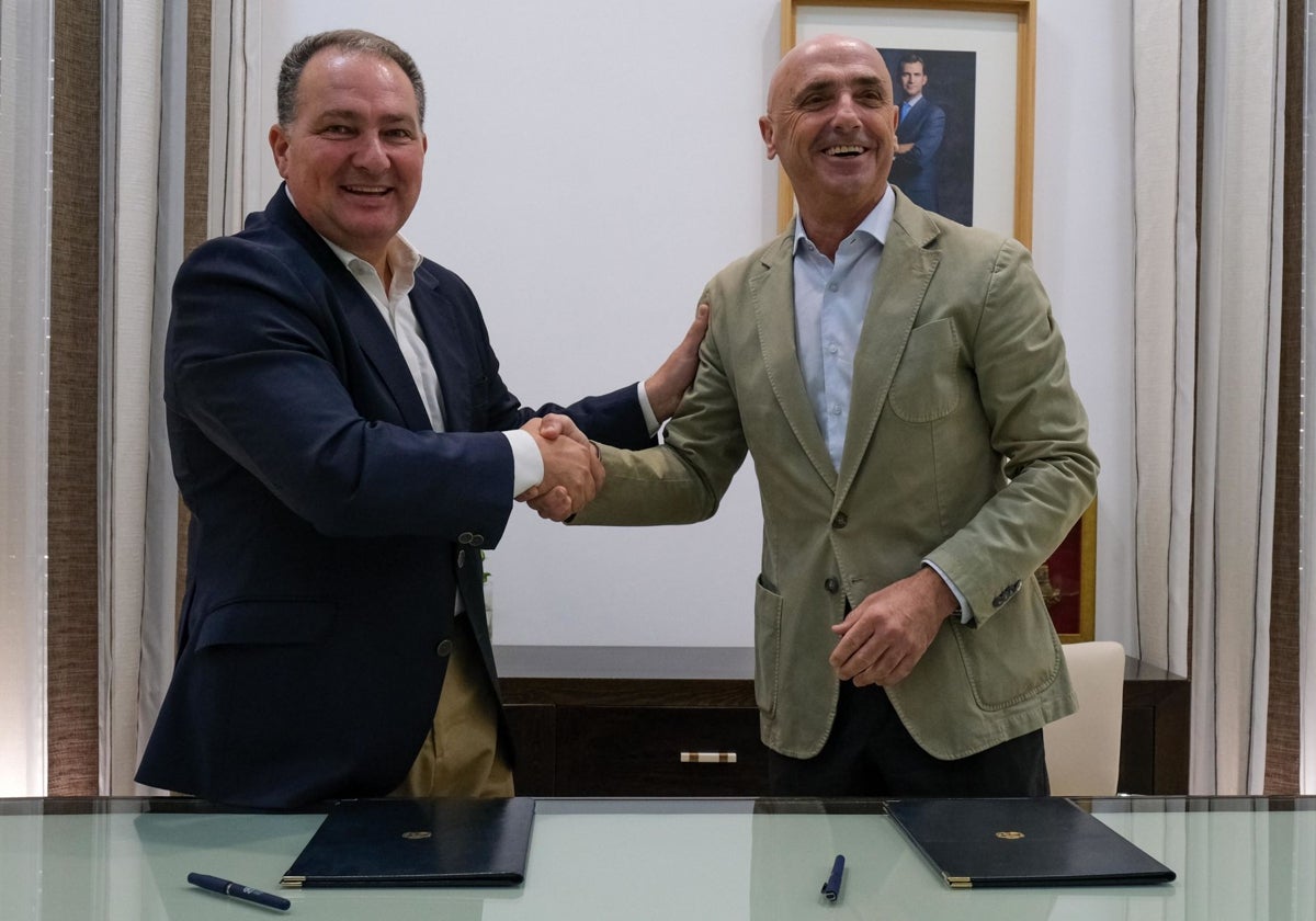 David Toscano y Jesús Velasco, tras la firma del convenio