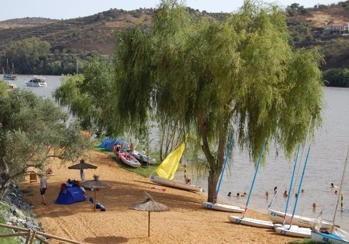 Orilla de la playa fluvial de Sanlúcar de Guadiana