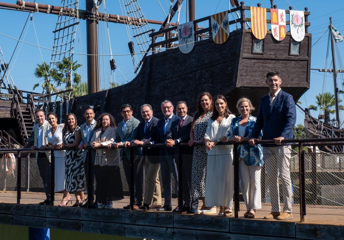 David Toscano y su equipo de Gobierno, en el Muelle de las Carabelas