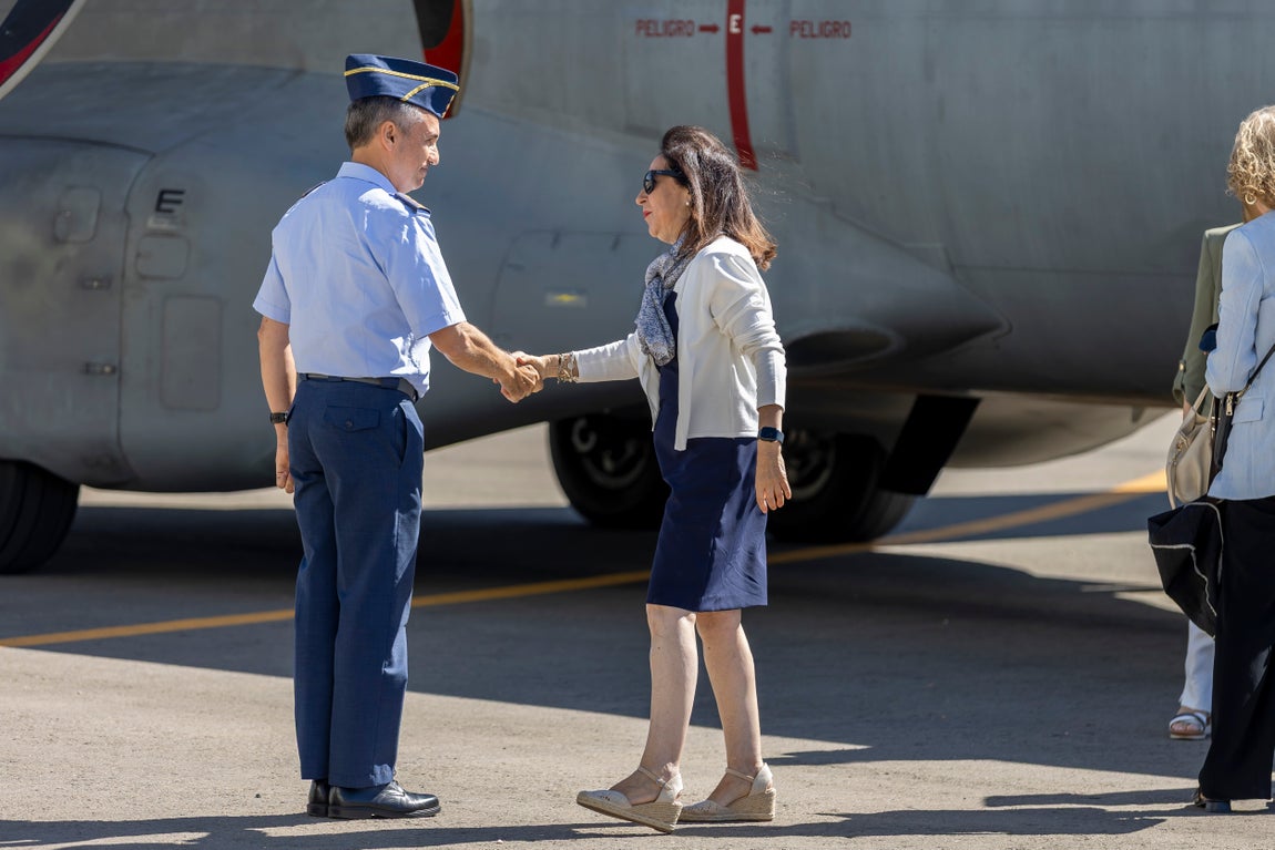 La visita de la ministra de Defensa al CEUS de Moguer, en imágenes