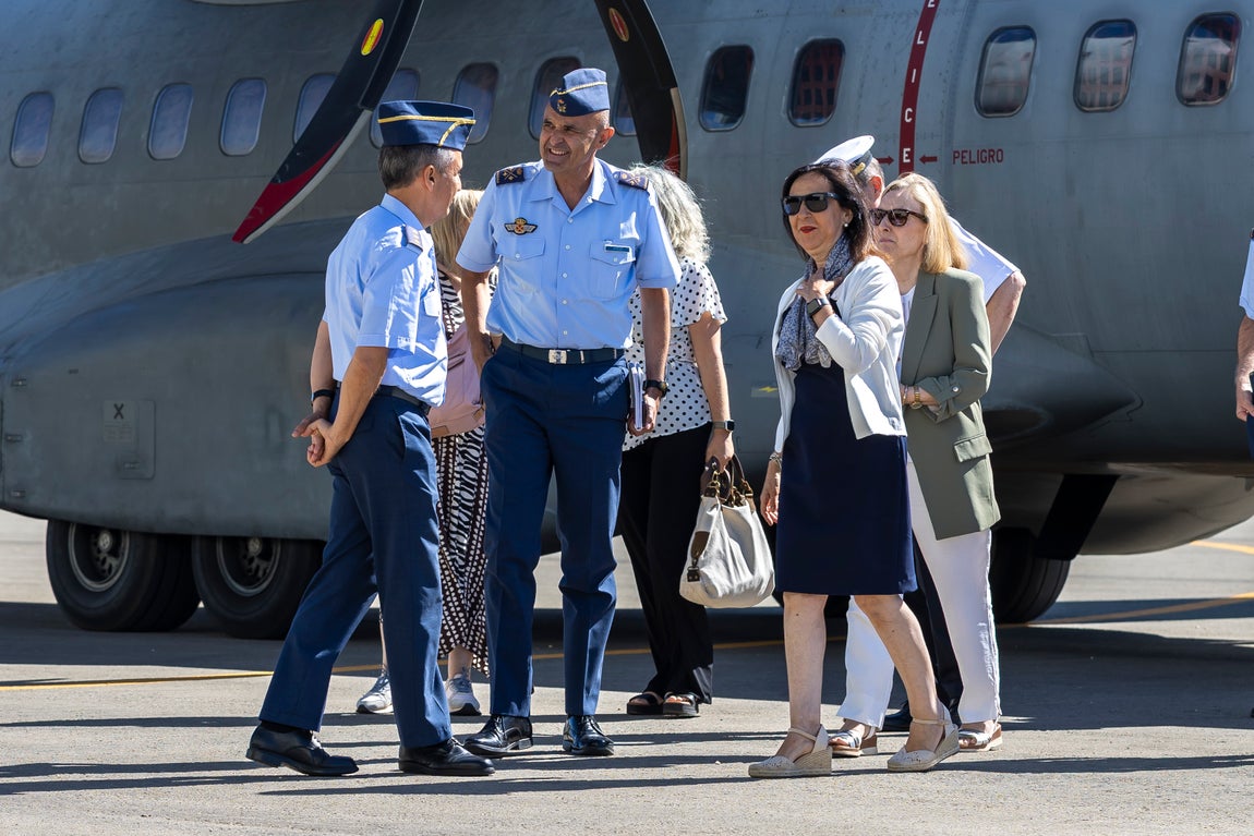La visita de la ministra de Defensa al CEUS de Moguer, en imágenes