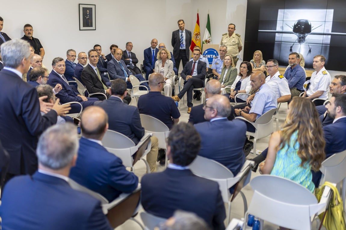 La visita de la ministra de Defensa al CEUS de Moguer, en imágenes