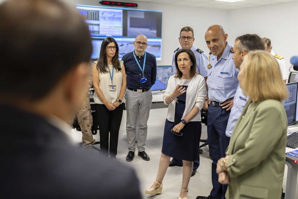 La visita de la ministra de Defensa al CEUS de Moguer, en imágenes