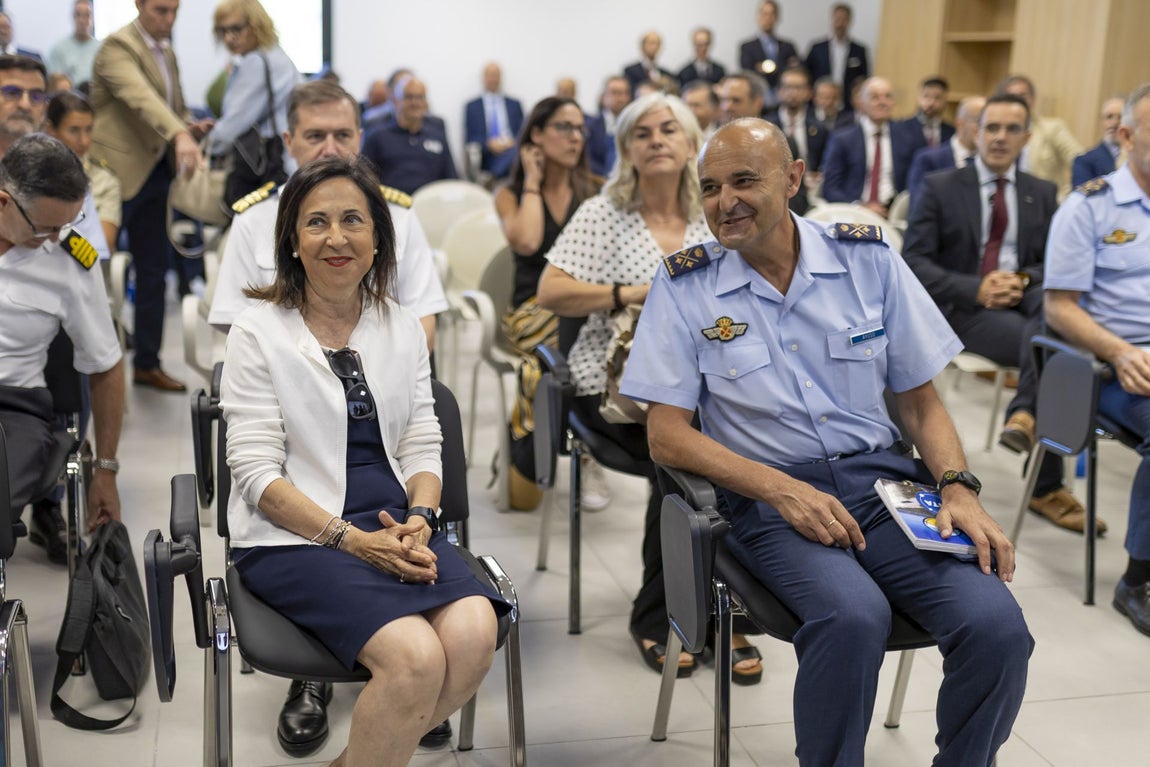La visita de la ministra de Defensa al CEUS de Moguer, en imágenes