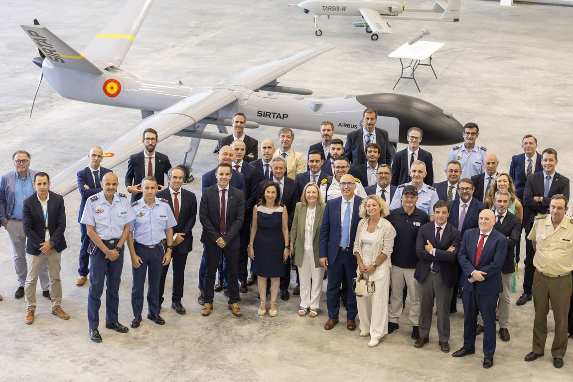 La visita de la ministra de Defensa al CEUS de Moguer, en imágenes