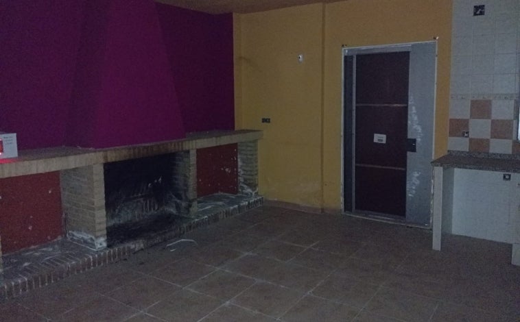 Imagen principal - A la venta un chalet de tres habitaciones por 64.000 euros en este conocido pueblo de la Sierra de Huelva