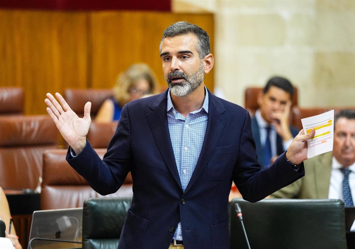 El consejero de Agricultura, Pesca, Agua y Desarrollo Rural, Ramón Fernández-Pacheco, en pleno parlamentario
