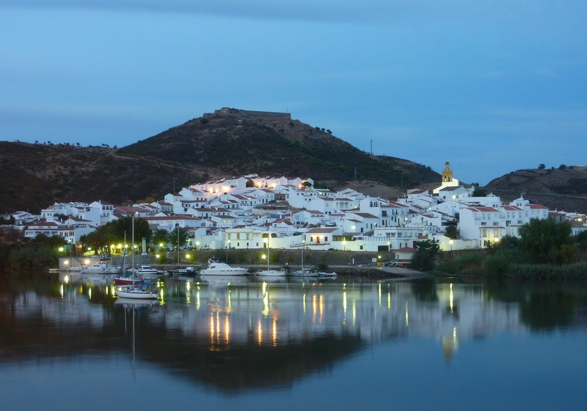 Este es el encantador pueblo pesquero de Huelva que te enamorará con sus casas blancas y su increíble castillo