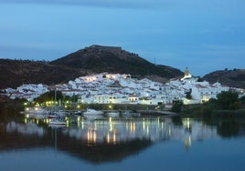 El encantador pueblo pesquero de Huelva que te enamorará con sus casas blancas y su increíble castillo