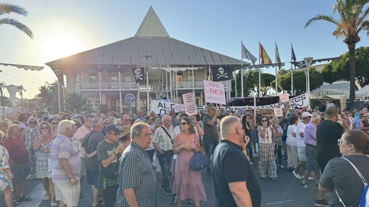 Cientos de vecinos reclaman ante el Ayuntamiento de Punta Umbría soluciones para «un Portil en regresión»