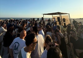 El chiringuito Playa del Este celebra este sábado su Fiesta Blanca con más de mil regalos
