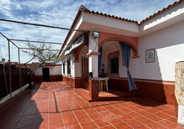 Sale a la venta un rebajado chalet en Matalascañas a 6 minutos de la playa y con 254 metros cuadrados de pacerla