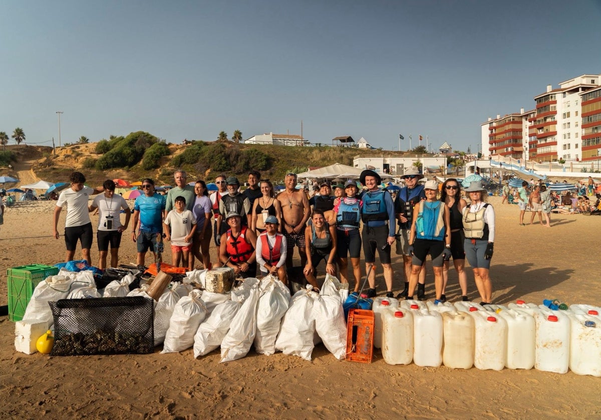 Voluntarios, con la basura recogida en Matalascañas