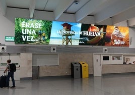 La campaña 'Érase una vez Huelva: Una provincia de Cuento' se despliega en el aeropuerto de Sevilla