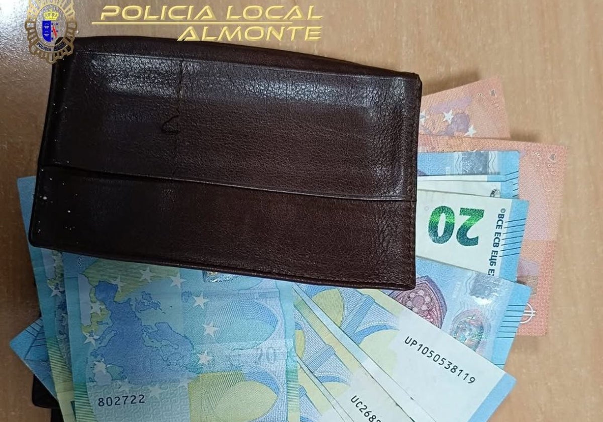 Cartera con dinero encontrada en El Rocío por cuatro jóvenes