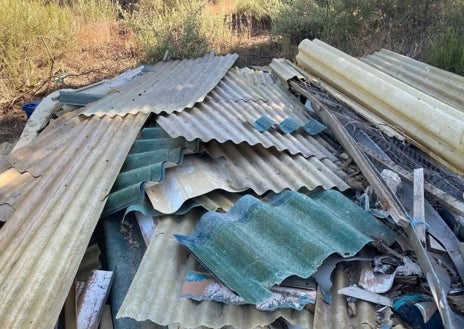 Imagen secundaria 1 - Quique Bolsitas descubre un vertedero clandestino de neumáticos entre Villarrasa y Bollullos: «Es un peligro medioambiental»