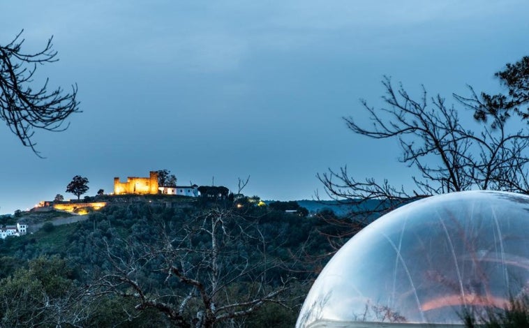 Imagen principal - El alojamiento más romántico de Huelva: burbujas de cristal para ver las estrellas en mitad de la sierra