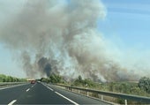 Estabilizado el incendio de Bonares, que encendió las alarmas en plena jornada de tráfico intenso