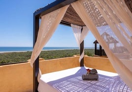Este hotel de la costa de Huelva tiene camas balinesas frente al mar y un spa escondido