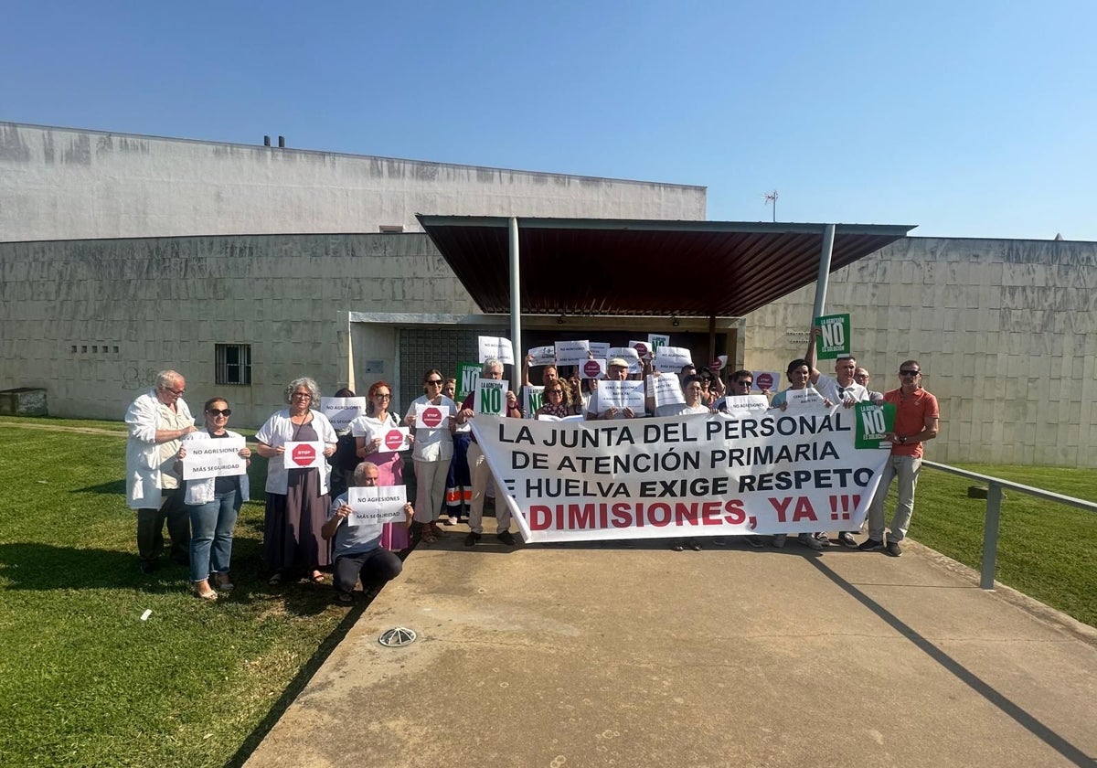 Sanitarios protestan a las puertas del centro de salud de San Juan del Puerto tras la agresión a un médico