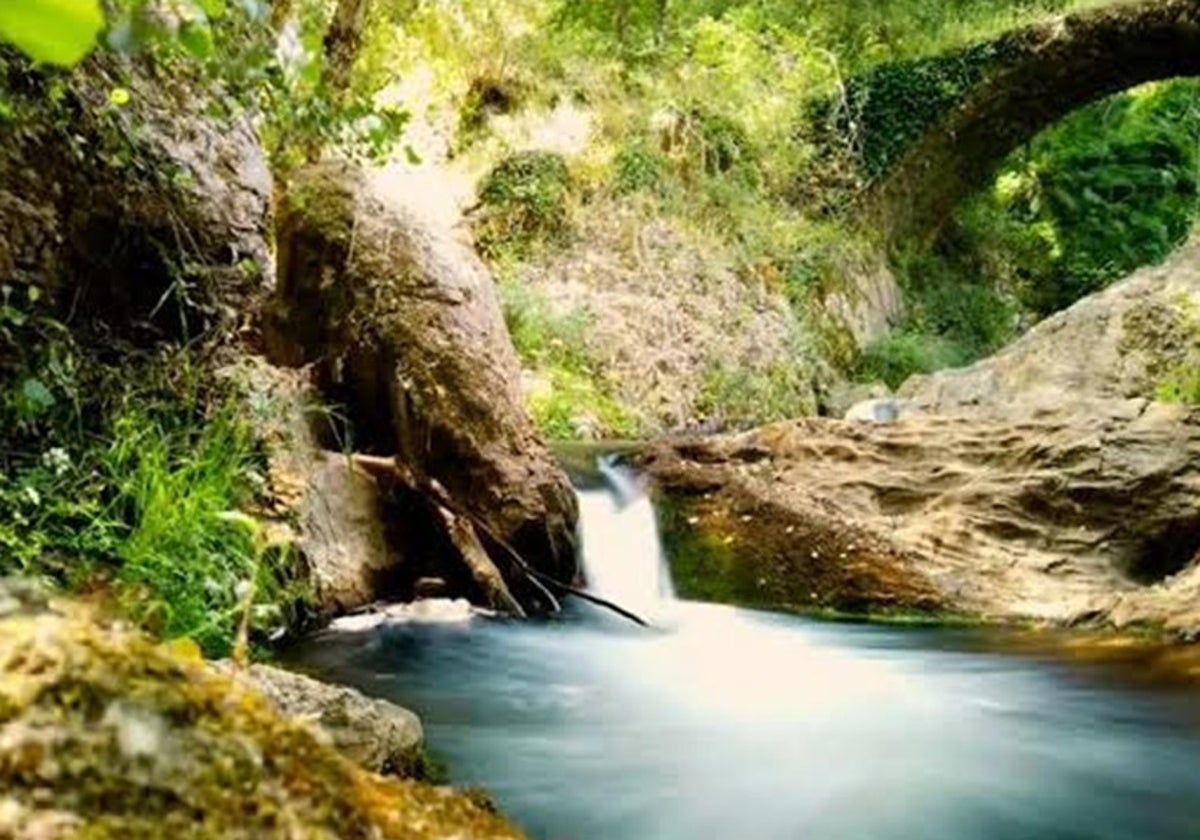 Entorno de la piscina natural de Huelva que se encuentra bajo una increíble cascada en plena sierra