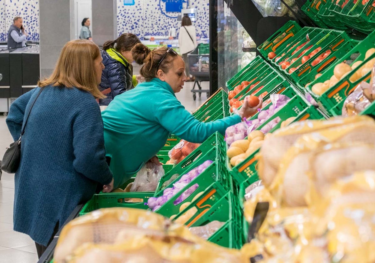 Clientas en la sección de frutería de un supermercado de la capital onubense
